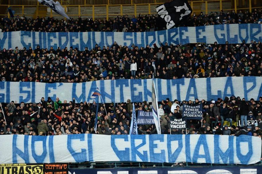 Lo striscione dei tifosi del Napoli, dedicato ai giocatori. 